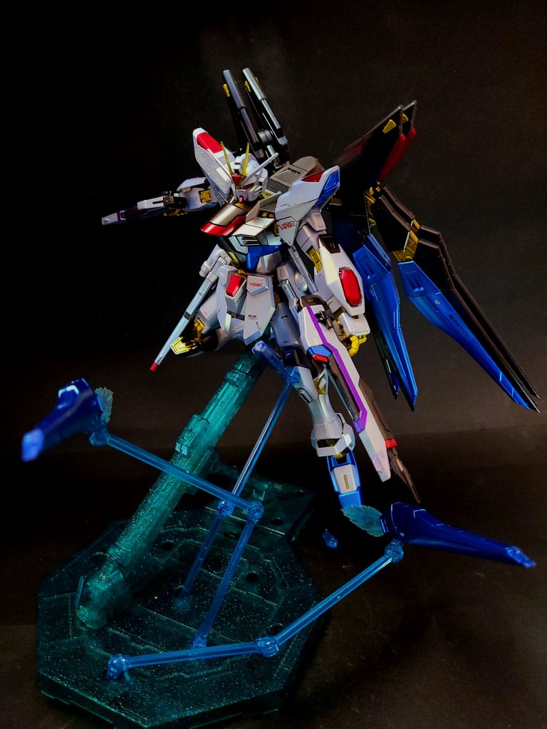 ヴォワチュール・リュミエールシステムスターゲイザーに搭載されていた惑星間航行用推進システムの発展形である光パルス高推力スラスター。その繊細な操作には優れた判断力と熟練が要求されるため、キラ以外が性能を最大限に発揮する事は困難である。ストライクフリーダムに搭載されたタイプは武装プラットフォームからスーパードラグーンをパージすることで、このスラスターを最大限に活用することができ、基部から青白い光の翼を放出し、より驚異的な高速戦闘が可能となる[129]。D.S.S.D.は民間の非軍事組織であるが、ザフトが同システムの基礎技術を共有していた事から搭載に漕ぎ着けた[130][131]。ヴォワチュール・リュミエールには元々太陽風のみならずレーザーや荷電粒子を変換することで光圧による推力に変換することが可能な技術的応用性を持っており、多くの戦闘用MSでは機体内に内蔵されたレーザー発振器を用いて能動的な推進を行う[132]。