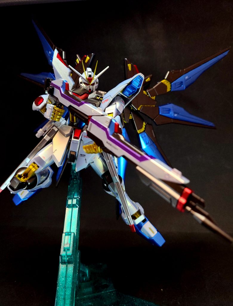 MA-M21KF 高エネルギービームライフル旧フリーダムに装備されたMA-M20 ルプスの改良モデル。両手で計2挺を携行し、二つのビームライフルを前後に連結することで、より長射程・高出力となる[86]。複数敵機に対する攻撃に加え、遠距離・近距離戦といったあらゆる状況に対応する装備であり、使いこなすには、適切な状況判断を行うことが必要とされる[125]。非使用時には、両腰にマウントされる。