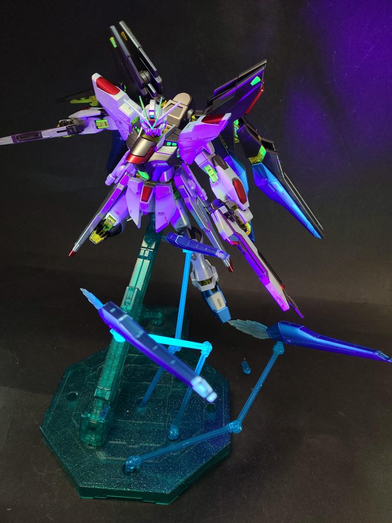 スーパードラグーン武装プラットフォームに合計8基装備されたドラグーン。スーパードラグーンは第二世代ドラグーンをベースとしながら、キラの空間認識力に合わせて改良を加えたモデルとも評される[135][注 62]。スーパードラグーンは、旧フリーダム以上の同時マルチロックオン能力と、変幻自在のオールレンジ攻撃能力を獲得しているが、マルチロックオンシステムの制御とスーパードラグーンの誘導には、膨大な量の情報処理をパイロットに要求するため、キラでなければ性能を最大限に発揮させることは不可能である[129]。尚、地上での分離使用はできない[128]。MA-80V ビーム突撃砲スーパードラグーンに内蔵されたビーム砲。放出される荷電粒子を、ビームソードのように砲口前方に固定することで、スーパードラグーンを格闘兵装として用いることも可能である[127][116]。カオス、ガイアに搭載された「MA-81Rビーム突撃砲」と同系列の物。