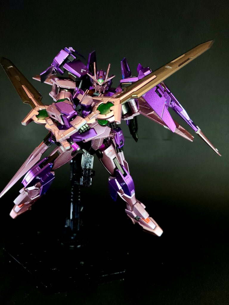 追加武装は、斬撃時に内部のGNコンデンサーに蓄えたエネルギーを放出する両肩の大型剣「GNダイバーソード」二振り、GNソードIIの刀身をワイヤーガン機能内蔵の新型に換装した「スーパーGNソードII」二振り