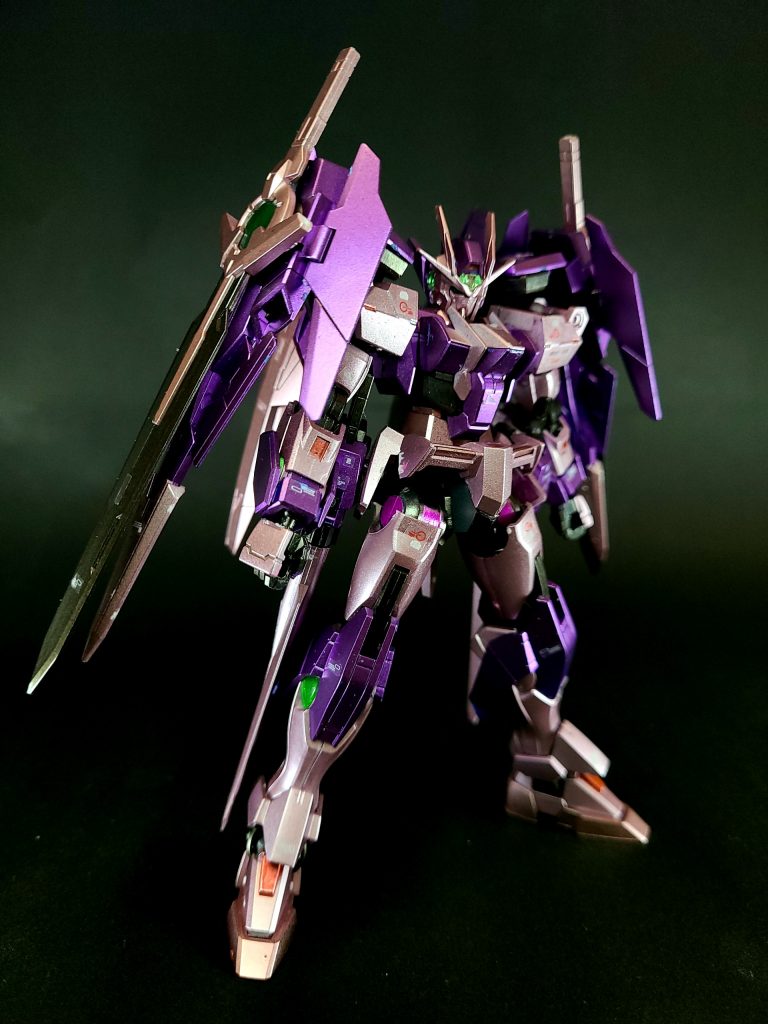 GN-0000DVR/A ガンダムダブルオーダイバーエースコーイチからのアドバイスをもとに改修した姿[28]。歴代ガンダム作品の翼付きバックパックを参考に[注 18]、フィン型の可変式GNスラスターを組み合わせた高機動型バックパック「ダイバーエースユニット」を新たに装着。機体本体も、新造のニーアーマーを追加するなど各部が強化され、トランザムの使用も可能となっている[28]。