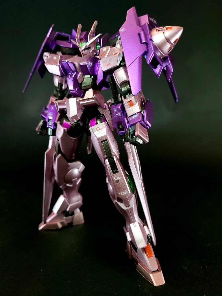 GN-0000DVR ガンダムダブルオーダイバーリクが使用する「HG ダブルオーガンダム」の改造機[31]。リクの自室にあるほかのガンプラのパーツを思うままに組み込んだミキシング作品で、両肩のコーン型スラスター基部に追加されたバーニアとウイングによって原典機の強化形態である ダブルオーライザーに近い機動性の向上を果たし、攻守ともにバランスの取れた機体となっている。