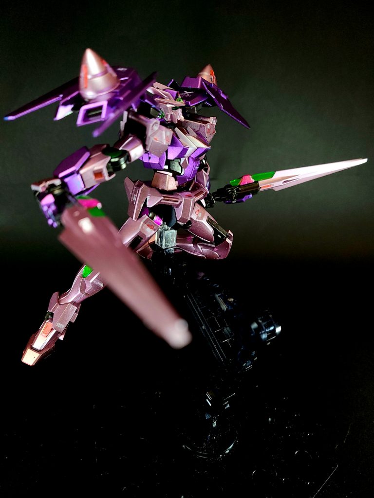 頭部は外見の強さを重視してアンテナが増設されているが、センサー機能の強化といった実用的な改修も行われている。