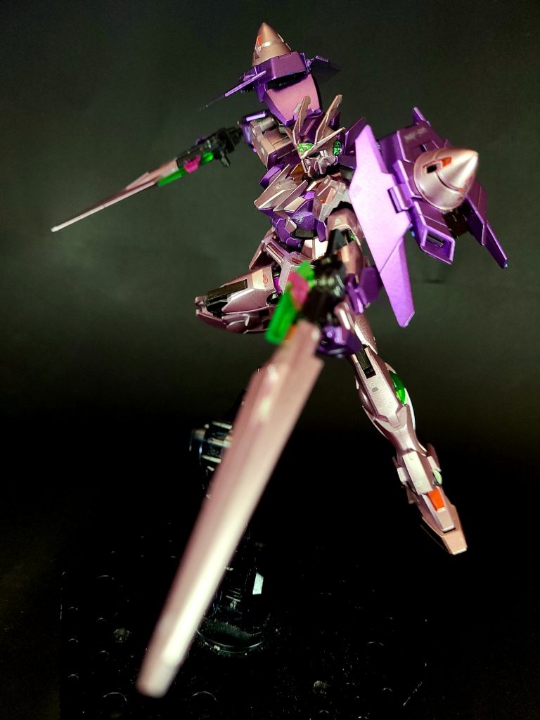 完成当初は機体がトランザムシステムに耐えられる強度ではなく、オーガとの初戦でトランザムを強行して行動不能に陥る[7]。武装は原典機と同じだが、GNソードIIは刀身を回転させずにライフルモードに変形できるよう調整されている