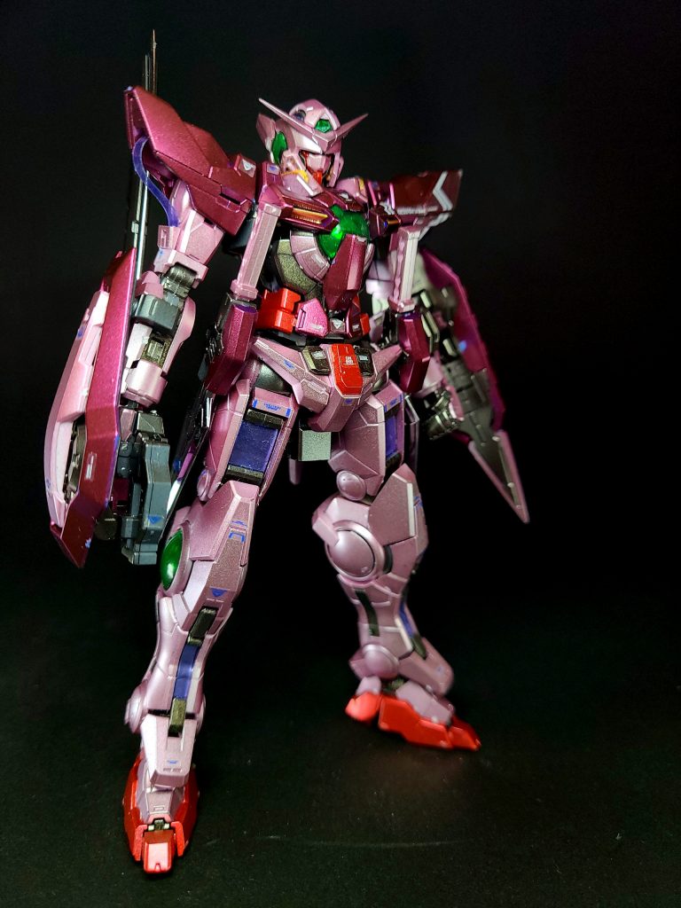 機体各部には5種7本の剣「セブンソード」を装備しており[47]、開発時のコード名もこれにちなんで「ガンダム・セブンソード」と呼ばれる[48]。戦法については、7本の剣それぞれを各距離や装甲によって使い分ける戦闘を主眼としている[23]。実体剣によるGNフィールドの貫徹能力をもつエクシアは、組織の内紛などで敵対したほかのガンダムや同能力の敵機を駆逐するための抑止力としての側面をもつ。また、その躍動感ある派手な戦い方から、ガンダムの性能と畏怖を民衆に知らしめるプロパガンダ的な役目を担っており、AEU領内の軌道エレベーター「ラ・トゥール」近隣における初の公式的な武力介入に投入される[26]。