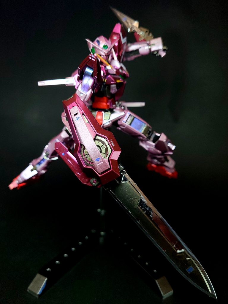 GNソード -右前腕に装備される斬撃兵装。プロトGNソードでは見送られたビームライフルとしての機能[25]が追加されており[注 8]、刀身を折り畳むことで銃身を展開するライフルモードになる。グリップの角度変更によって刀身を垂直に立てることもできる[注 9]。長大な刀身と高い攻撃力を持つ反面、取り回しではほかの武装よりも劣る