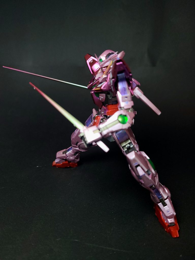 GNビームサーベル・GNビームダガー -アストレアのサーベルと同型の装備。パイロットの操作により、投擲用に刀身を短く調節することでビームダガーとしても使用可能[26]。通常は両肩後部に装備された2基をサーベル、腰背部に装備された2基をダガーとして使用する。