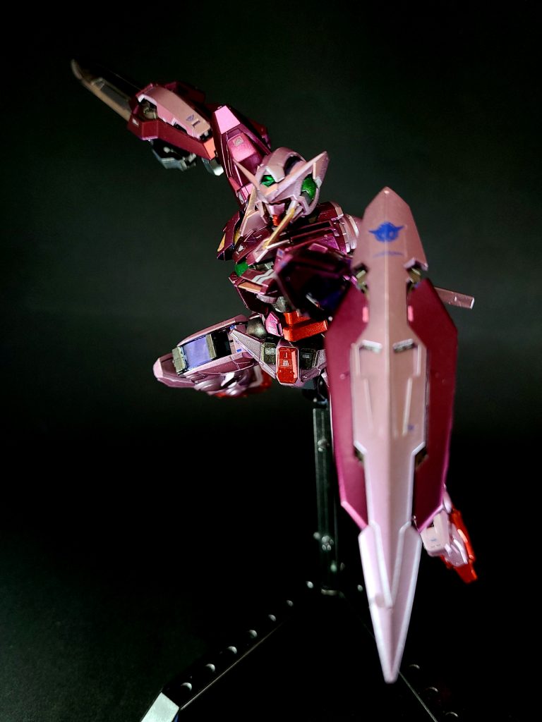 GNシールド - GN粒子のフィールドをまとった防御兵装[24]。エクシアは接近戦用の機体であるため、腕部に固定する方式を採用しており、シールドも小型化かつ軽量化され、先端部が打突に適した鋭い形状となっている[52]。ミッションによっては使用されないこともある[