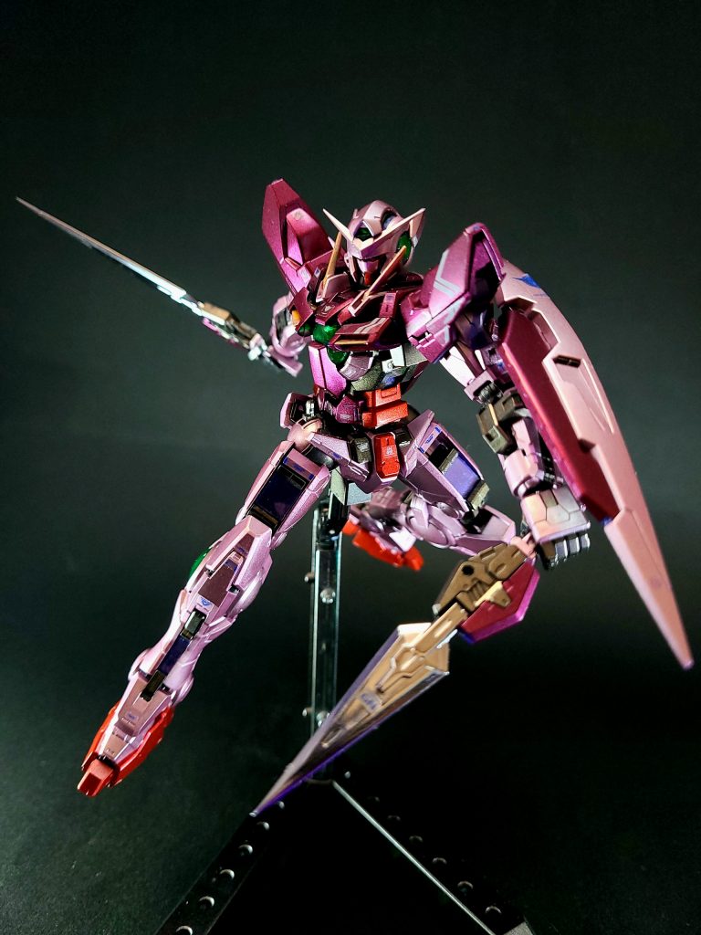 GNロングブレイド・GNショートブレイド -左右の武装ラッチに装備される大小二振りの実体剣[注 10]。刃にGN粒子をまとうことで、高い切断力を有する[52]。対ガンダム戦において敵機のGNフィールドを突破するために開発された装備であり、調整の難航からセブンソードの中ではもっとも完成に時間が掛かった[26]。本格的な配備はモラリア共和国での任務以降となる。