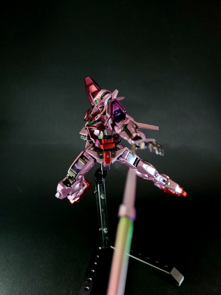 GNバルカン - 両手首付近に1門ずつを内蔵する牽制射撃武装。エクシアはGNソードにもビームライフルを有するが、変形プロセスを必要とする同装備では咄嗟の使用が難しい場合もあるため、この兵装が採用された[52]。出力は控えめだが、旧世代機には充分な威力をもつ