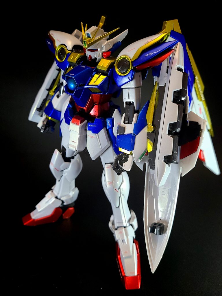 シールドバード形態時の機首を兼ねるガンダニュウム合金製シールド[1]。バード形態時は先端にバスターライフルを接続する。先端部は鋭利で、そのまま打突武器としても使用される[1]。テレビ版では先端部にセンサーが設けられているが、EW版では省略されている。