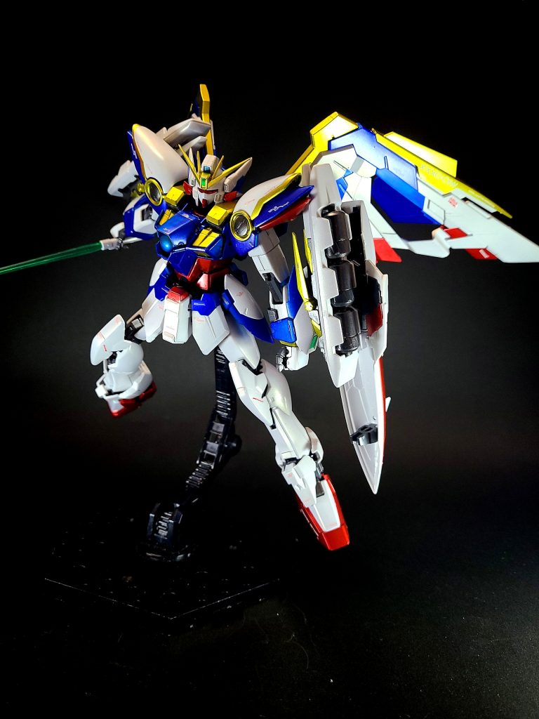 ビームサーベルシールドに1基格納された接近戦用武装。耐久性に優れたガンダニュウム合金製部材を採用することで、水中でもいっさい減衰しないほどの高出力を発生させる[12]。抜刀時はシールドが中折れしグリップが露出する。EW版ではシールドの中折れギミックが省略され、裏面に格納される。バルカン頭部に2基内蔵された機関砲。斉射した際はマシンキャノンとともに、1分も経たずに弾切れとなる[13]。主な用途は牽制や接近戦での使用となる[14]。EW版には装備されていない。マシンキャノン両肩に2基内蔵された機関砲。中・近距離用の兵装で、内部はドラム構造であるため連射ができる