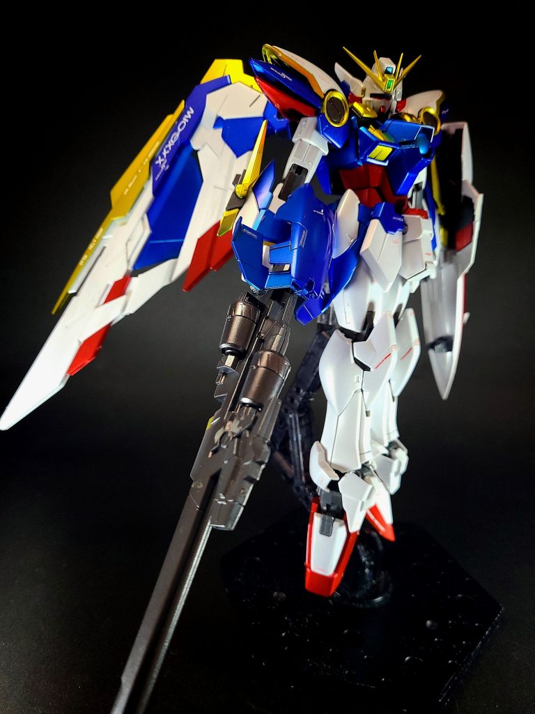 本体形状はEW版ウイングガンダムゼロとほぼ同一のもの。背部ウイングはより大型かつ複雑なパーツ構成をもち、カラーリングは鮮やかな原色系のトリコロールになり、武装も大幅なデザイン変更がなされている。可変機構もテレビ版と一部異なる。 