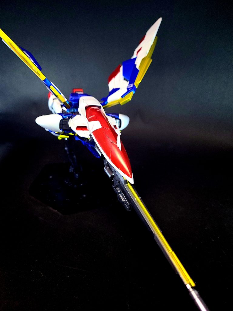 バード形態を併用した本機の機動性と合わせれば、戦略兵器としての運用も不可能ではない[3]。エネルギー経路がカートリッジで完結しているため、規格の異なる別の機体でも使用可能な利点を持ち、作中でもカトルが（「敗者たちの栄光」ではヒイロが）発砲している。プラモデル「マスターグレード ウイングガンダム」では下腕部のランディングクローを使い、バスターライフルの保持を補佐する新解釈が取られている。EW版では機体の全高並みに長大化され、銃尻にはバード形態時に頭部を覆うフェアリングパーツが追加されている。同時に、片腕に3発、左右合わせて6発分の予備カートリッジを収めた専用ラックを懸架する。撃ちきると軍用の補給施設でないと再充填が行えないこともあり、「敗者たちの栄光」の劇中ではヒイロが残弾数を常に意識していた。