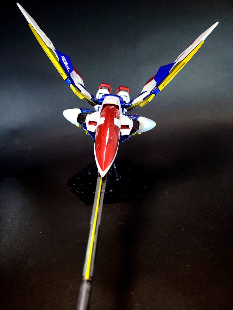 バード形態ウイングガンダムの高速飛行形態。ACの世界では航空兵力として戦闘機が現役であり、MSを飛行戦用とした場合、エアリーズのように攻撃力が低下する機体も見られた[3]。ウイングガンダムでは、バード形態の変形機構によって戦闘機とMS双方の機体特性を獲得することに成功している[3]。変形は全自動で行われ、スラスター位置や空力特性が変化する。これによってバード形態では、各スラスターのベクトルが後方へ集中する[3]。バード形態は移動から空中戦闘で使用され、バスターライフルの使用も可能[4]。同形態時の性能は従来型の戦闘機をしのぎ、大気圏突入も可能となる[7]。EW版では腰は旋回せず、膝の折り畳み方向もテレビ版と逆になっている