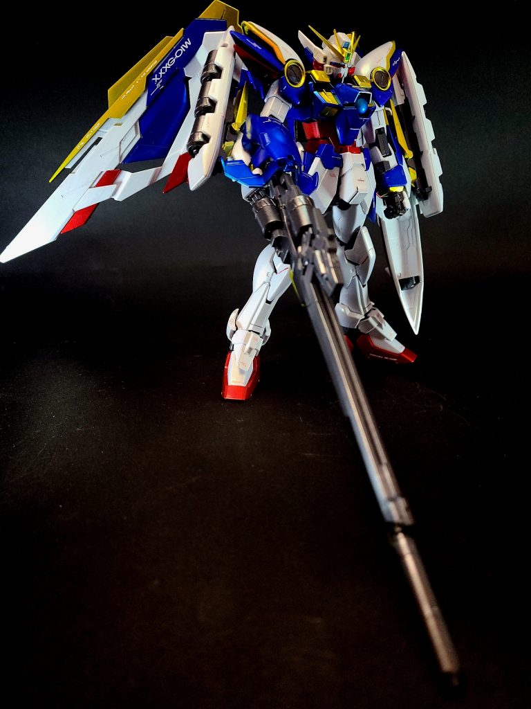 武装バスターライフルウイングゼロのツインバスターライフルをもとに開発されたビーム砲[1]。オリジナルのツインバスターライフルは機体本体からエネルギーを供給する方式を採用しているが[9]、本兵装の場合は、エネルギーを物質化寸前まで縮退化させて詰め込んだ専用カートリッジを銃身に3基装着しており[3]弾数は3発となる。戦艦の主砲クラスと同等の威力を発揮する[7]。出力もツインバスターライフルの半分以下に抑えられている[11]が、最大出力射撃時のエネルギーは中規模都市の1日の消費量にも相当し、射軸を中心とした周辺の大気を一瞬にして電離（イオン化）させ、半径150メートルにおよぶ激烈なプラズマ過流と数十キロメートルにおよぶ灼熱の奔流を巻き起こすほどの威力をもつ[3]。また、このビーム自体が複合的な層をもち、高速で貫通力の高いビーム帯を中心に、低速で破壊力の強い粒子束がさらに貫通する[3]。 