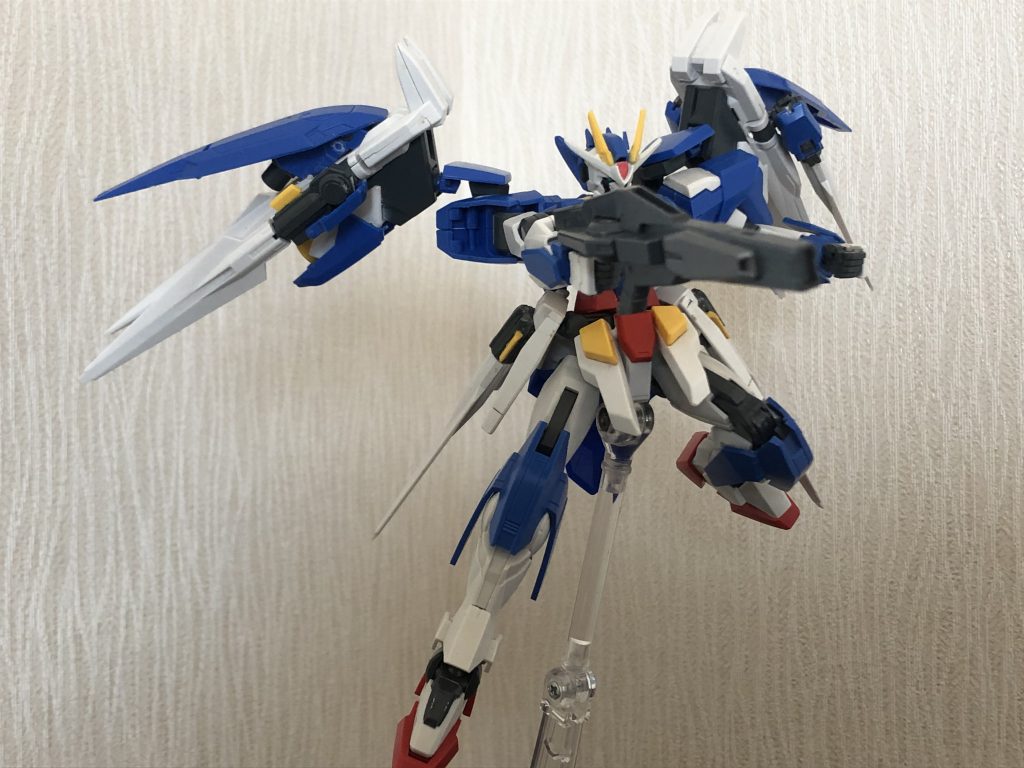 主武装のGNバスターライフル
砲身の横にGNバルカンがついており、ビットやミサイルの迎撃に有効でGN粒子をチャージした射撃も可能。