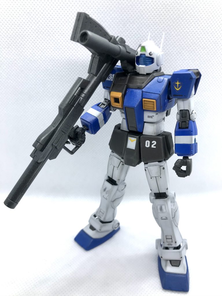 ガンダムと同じ仕様にしたかったのでキットに入ってたデカールは使わず市販の物を使用。右胸のダクトは好みで黄色に塗装