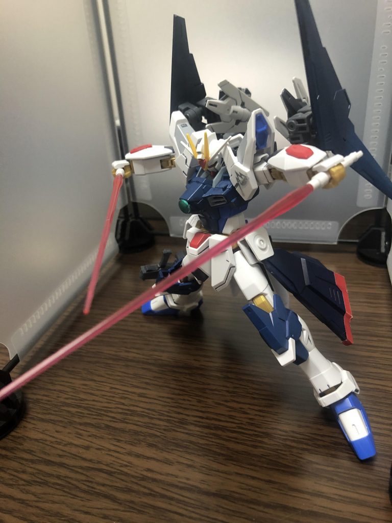 格闘武器はビームサーベルで二刀流で使用しますこれはストフリからの流用です