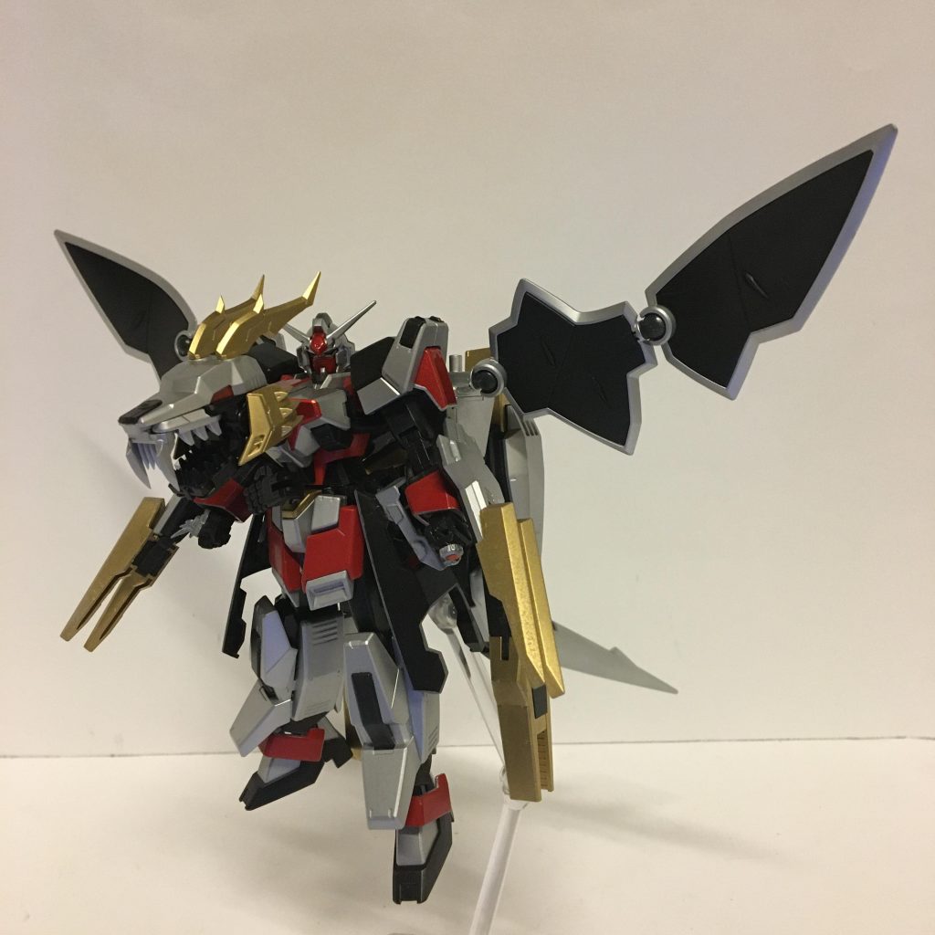 完成❗️仮面ライダーウィザードオールドラゴンです‼️ドラゴンヘッド以外はほとんどがAGEキットで磁石や自作ジョイントで全身に装備させています。頭部はAGE-1にGP01のアンテナを接着しています。