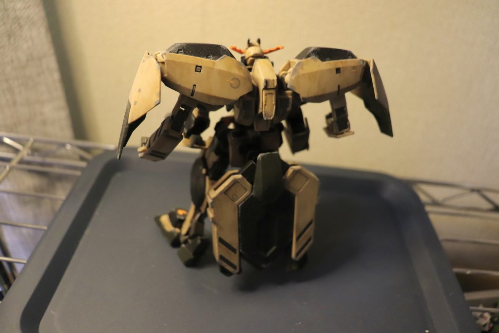 鉄血って、無骨で汚れが似合う感じのイメージだし、発掘したガンダムフレームを使うくらいなのでデカールピカピカっていう感じではないよな〜と迷いましたが、控えめに少しずつデカール貼ってみました。なんだかんだデカールないと寂しいと思うし笑最後は、缶のつや消しトップコートを吹いて終わりです。