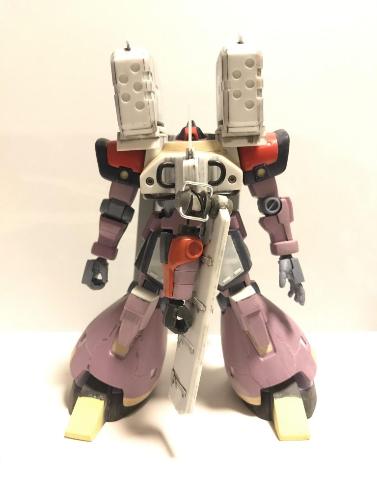 ベースはドムトローペンで足がドムにしてあります そのままではボールジョイントの径が合わないから、変えたついでに二重関節にしました 本体は部分的に違う箇所があるので変更しました武装とアーマーはほとんどプラ板の箱組みでパテは少しだけしか使ってません アーマー、武装作りめっちゃくちゃ時間かかりました〜 途中挫折するところでした( ´Д`)y━・~~