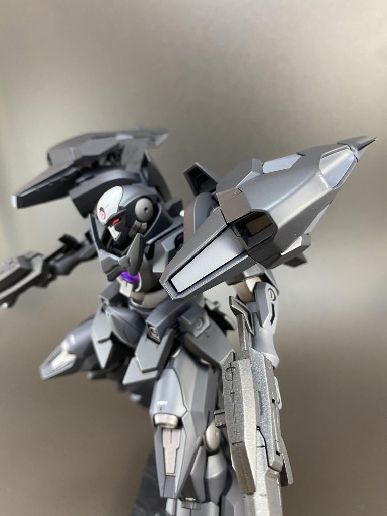 両肩のユニットは、内部にGNドライヴを1基づつ内蔵して増加した粒子消費量をカバーすると共に大型スラスターとしても機能し、ユニット上部にはGNキャノンを装備しています。このGNキャノンは対ELS用に大型個体用の収束ビームと、小型群体用の拡散ビームを撃ち分けることが可能で、パイロット側のマニュアル操作で切り替える設定です。