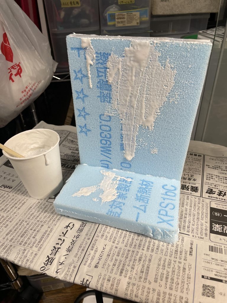 レンガ壁はいつも自分が愛用しているスタイロフォームをベースに。