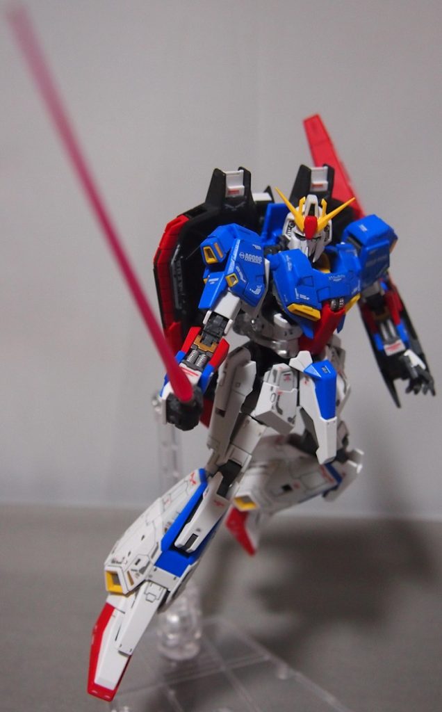 ビーム・サーベルで斬りつける。