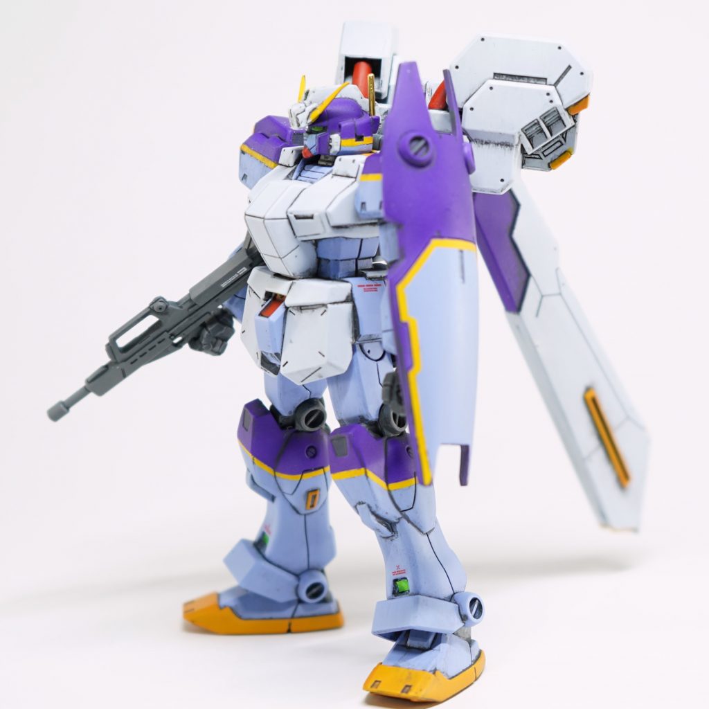 淡いブルーは色ノ源「シアン+マゼンタ」で調色したものに「ホワイト」を混ぜて塗装。濃い紫は上記淡いブルーを下地に、同じく「シアン+マゼンタ」で調色した色を重ね塗り。黄色の箇所は色ノ源「イエロー+マゼンタ」で調色したものを、通常の「イエロー」を下地に重ね塗り。白い箇所は、ガンダムカラーの「ホワイト+上記淡いブルー少量」。メカ部はニュートラルグレー、赤い箇所はシャインレッドです。