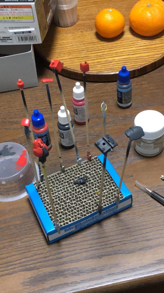 最後にカラーレシピを。ピンクはメカカラーSZ RED、ボディーの濃い赤はDARK RED、手・関節・胸・ソールはBLACK GREY、ランドセルはメカカラーCARMINE RED、マシンガンとバーニアはメカカラーPHANTOM GREY、です。で、今回勉強になったのがメカカラーのシリーズはエアブラシ用だったこと。はい、選択間違いましたw