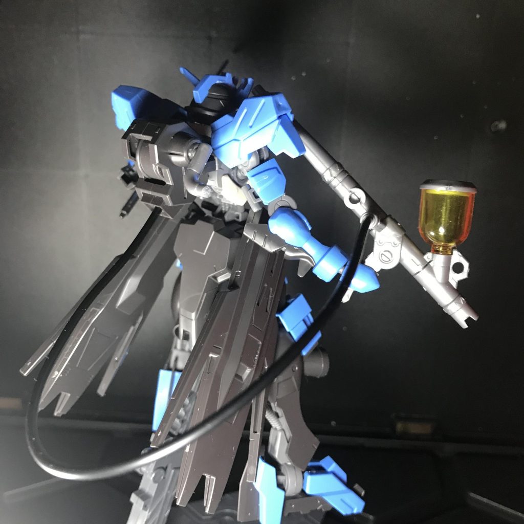 バックパックのシールド部分はアクションの邪魔でもあったのでバッサリカット。 切った跡をピンバイスで穴あけしてコトブキヤさんのエアブラシ模型を接続。後日この機体自体をまず塗装したいのですが案が定まらないのでまずはヴィダールの改造とうことで！鉄血世界線は機体の塗装が結構設定にあるのに塗られる過程がないのでこういう機体があっても需要があるはず！(ただしパイロットの負担は。。。)