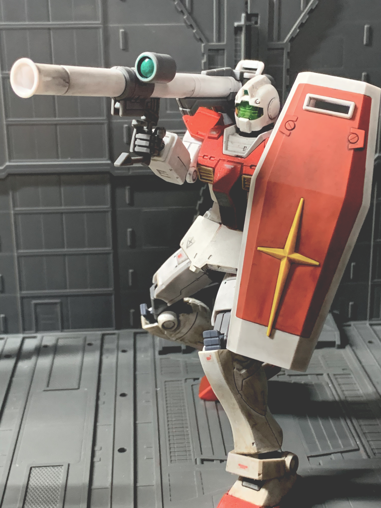 ハイパーバズーカ。ガンダムと同型。スコープの色を好みでメタグリーンにしています。本当は地上仕様ということでロケットランチャーを装備させたかったのですが手元にないので妥協しました。
