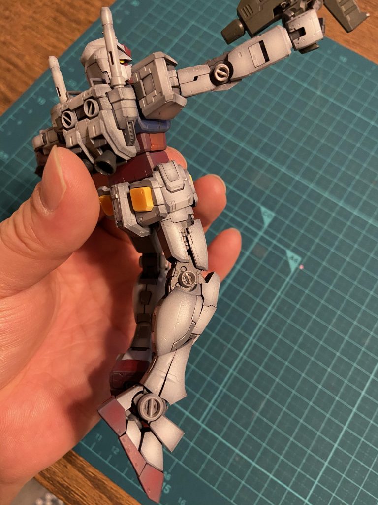 実はRG歴かなり浅くエヴァ2号機が初めて作って二体目がこのガンダムになりました。ちょっと動かすと他のパーツも可動してなんだかすげー！すげー！の連発でしたw