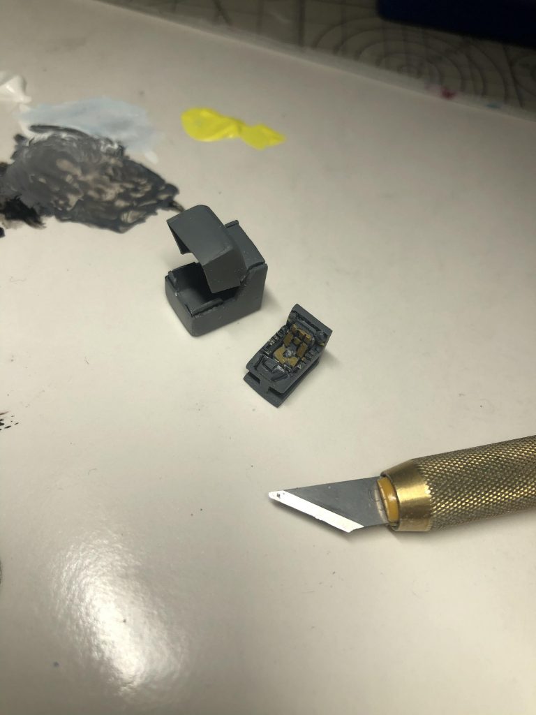 今回はコクピットブロックから作り始めました。陸戦型ガンダムの設定を参考にプラ板で制作。むしろGM/GMはサイズと場所が丁度良かったので使用した感じです。