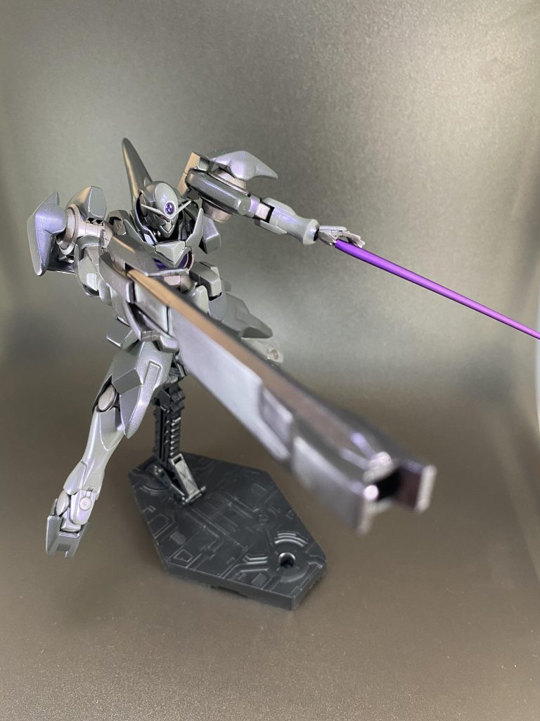 ロングバレルも同様に形状を変更しました。GNビームサーベルは別途平手を用意して、パテで受けを作ってから差し込んでいます。