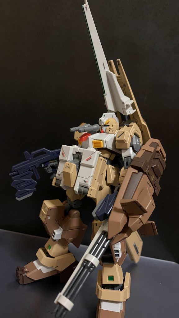 シールドビームガトリンググフタイプの装備するシールドガトリングの連邦軍版といったイメージか。ビーム兵装である。頭部後のシールドブースターに接続され、頭上に伸びたセンサーユニットは、常に前線にいる本機により、現在の戦況、敵機の状況を後続の味方機に伝えている。