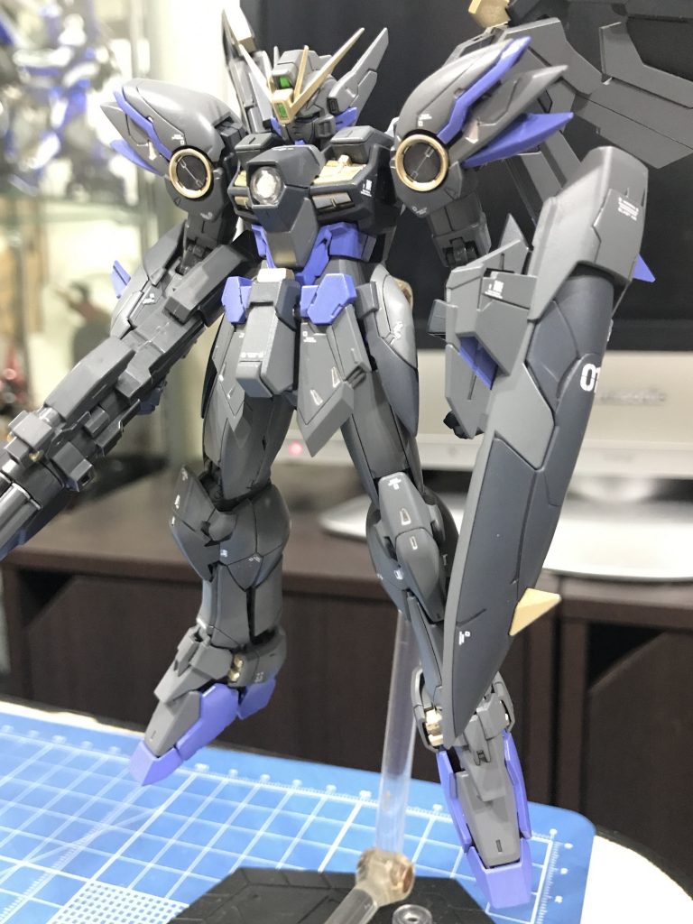 本体に関してはあまりいじったところはなく、への字スリットが太かったので捕捉したのと、足首が細すぎたので2ミリ幅まし、フロントアーマーにボリュームを持たせたくらいですしています