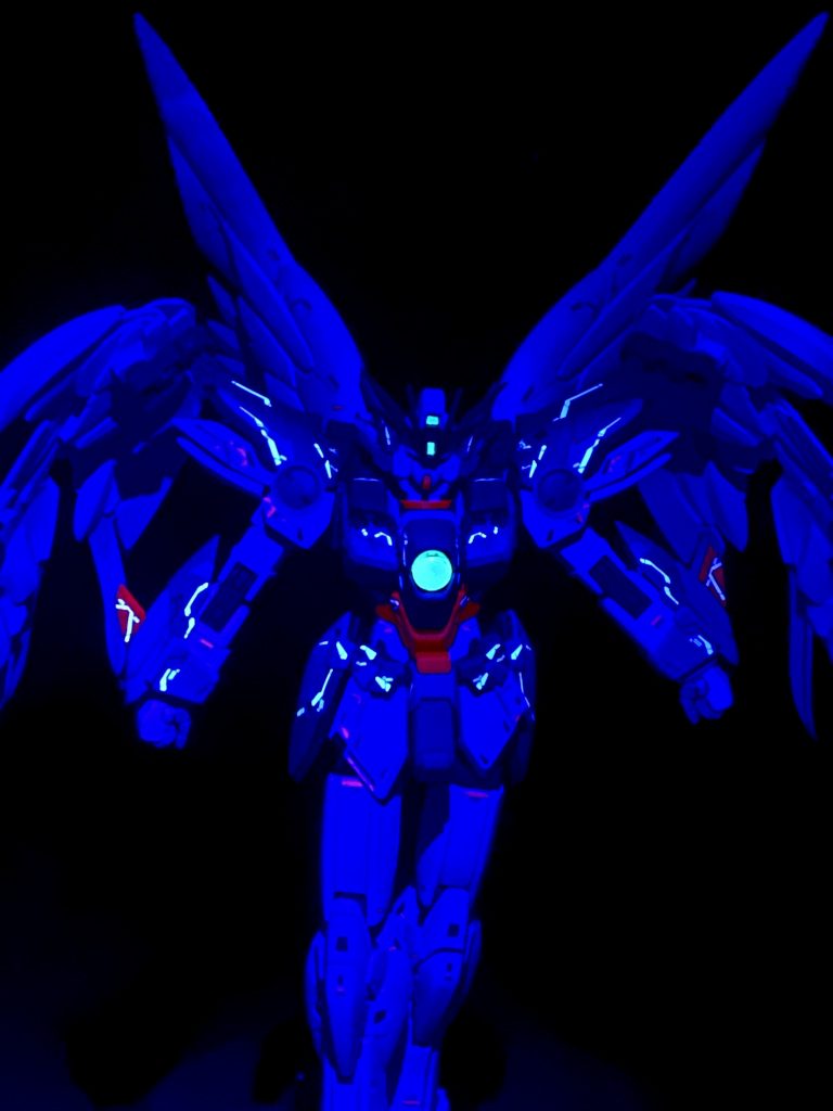 市販の蛍光デカールを使用してブラックライトで光るように！ついでに胸部とカメラアイにも蛍光塗料を塗布したのであわせて光るようにしました