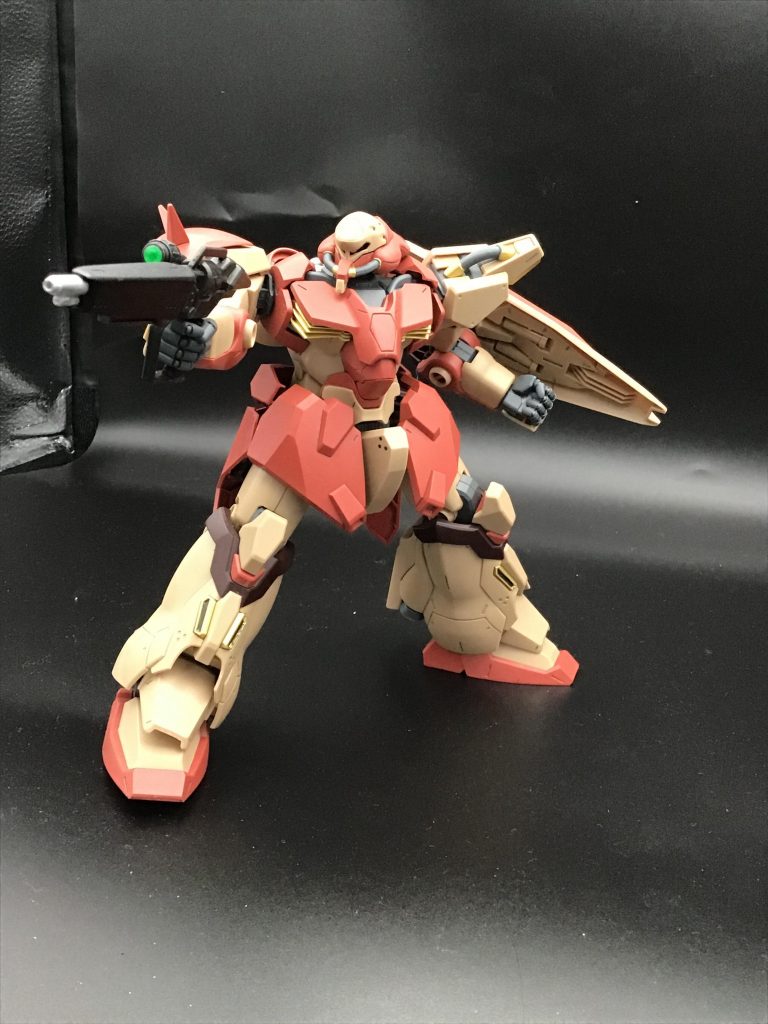 ライフルを構えて。ライフル銃身部のカバーは、アナハイムの関与を少しでも隠すためのカバーであると解釈して、金属質になりすぎないよう意識して塗り分けてます。