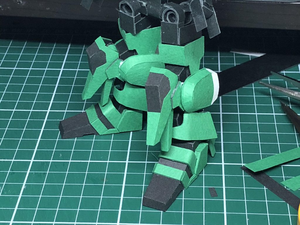 部品を1つ1つハンドメイド。
印刷物、塗料は使っておらず、接着はボンドのみ。