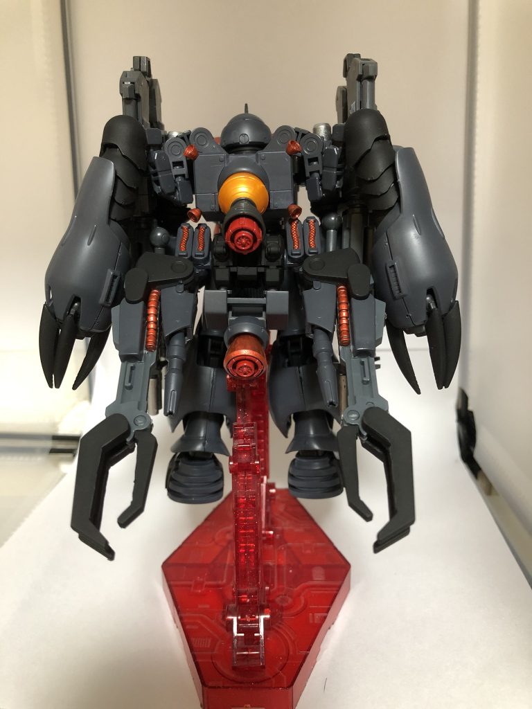 背面。バイアランカスタムの予備パーツ(ガブスレイの脚だが)と予備ジェネレータ、スラスターを搭載。腕は有線ビットととして使える。本体とそれの間に搭載されたズゴックEの腕はビットをくぐり抜けて接近してきた敵機体の迎撃に使われる。