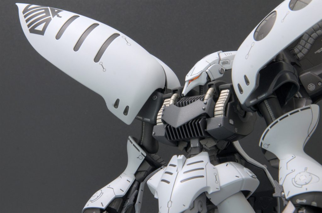 カメラアイは付属のシールだとインパクトが薄かったので、赤く塗装した後に偏光シール(HIQPARTSのミラージュレッド)を貼ってバイザーっぽくしてみました。