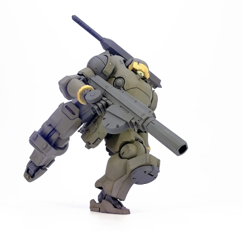 ライフルは過剰出力による余裕を活かした本体電力依存式の電磁砲。偽装で六角形に囲まれているけど実質解放バレルという意識で砲口は大きく開けてます。火薬式の砲弾ではなくペレットが入っていることを意識して円形マガジンを挿して使用する変な弾倉にしてます。