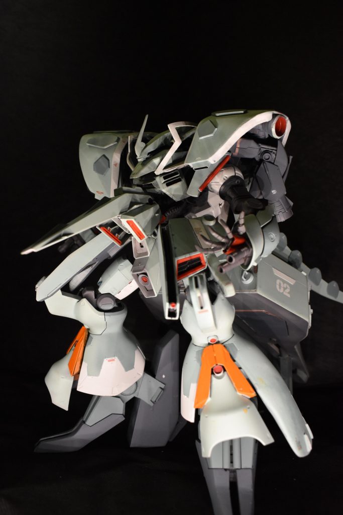 ネオ・ジオンの大型MS両袖メガ粒子砲、頭部ビーム砲、大型ファンネル、大型ビームサーベル、フレキシブルバインダーなどを装備した高機動高火力機