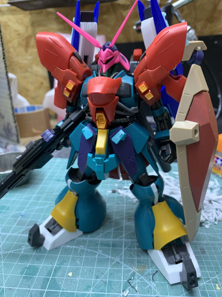 肩などサザビーのパーツを使用したことにより、下半身が小さく見えたのでプラ板で3ミリ幅増し、足も全周にわたり3ミリ大型化。