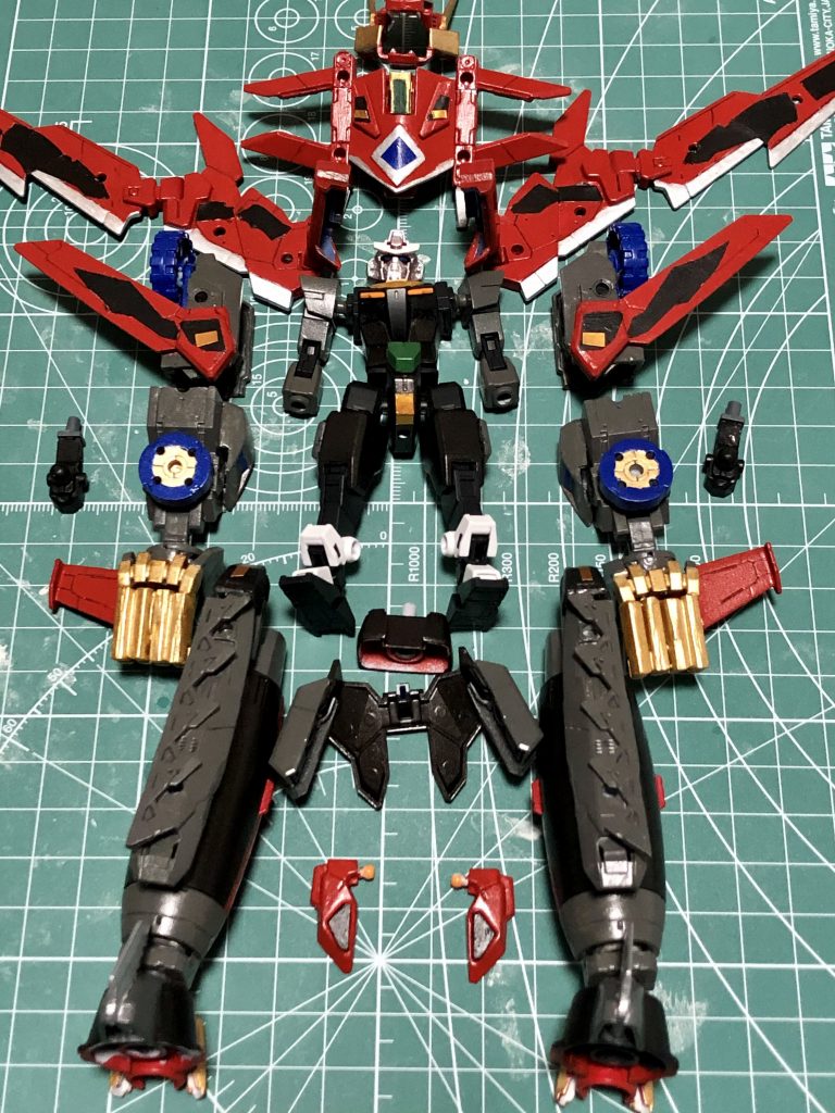 コアガンダムリゼに他のコンピューター世界から送られてきたデータを元に作り上げたアーマーを組み込んだ…的な設定です(汗)