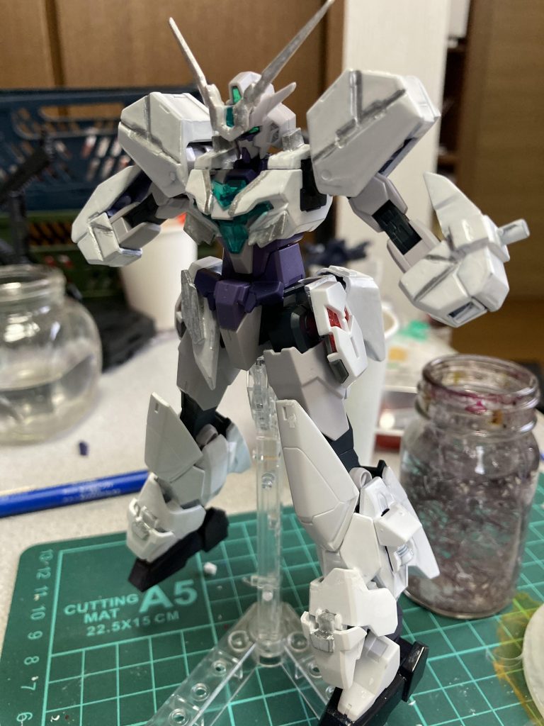 サイコフレームの下地途中です。
別のコアガンダムをハンガーにして塗装してます。