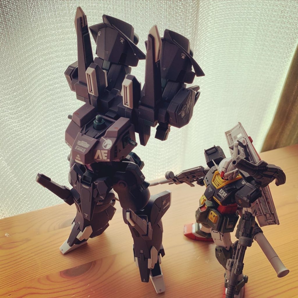 おなじHGでこの体格差。もうサイコガンダムだよね。