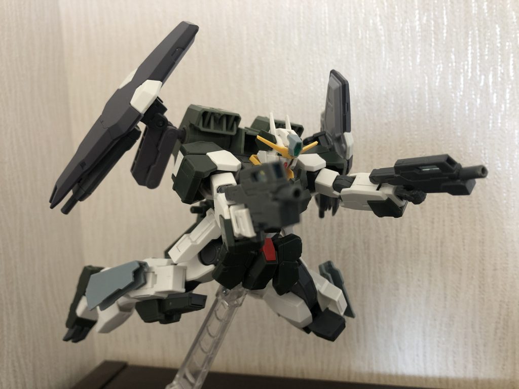 主武装のGNショートライフル
GNスナイパーライフルが破壊された場合や狙撃不可能な距離で射撃戦になった場合の武装。小型の割に威力に優れ取り回しも良く使い勝手の良い武装